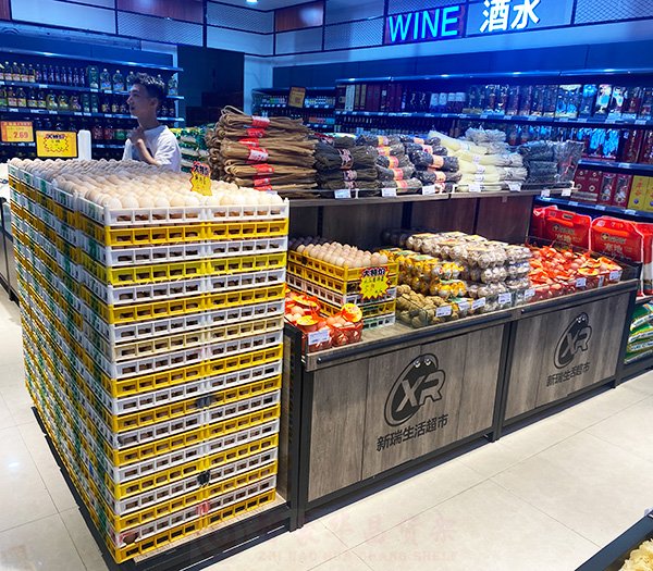 酒水飲品區展示貨架